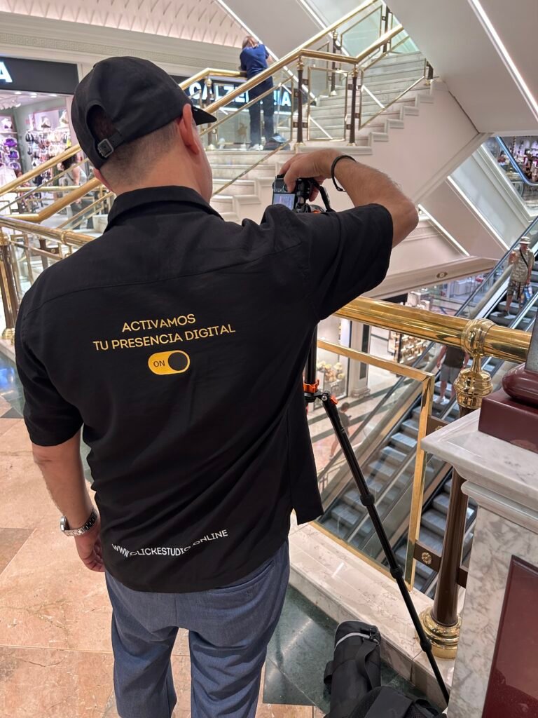 Fotógrafo de Click Lab realizando sesión en interior, especializado en fotografía gastronómica y de espacios en Barcelona.