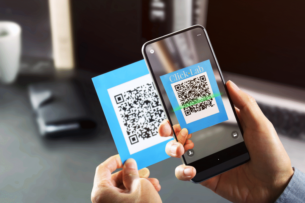 Escaneo de código QR con móvil – digitalización y marketing Click Lab