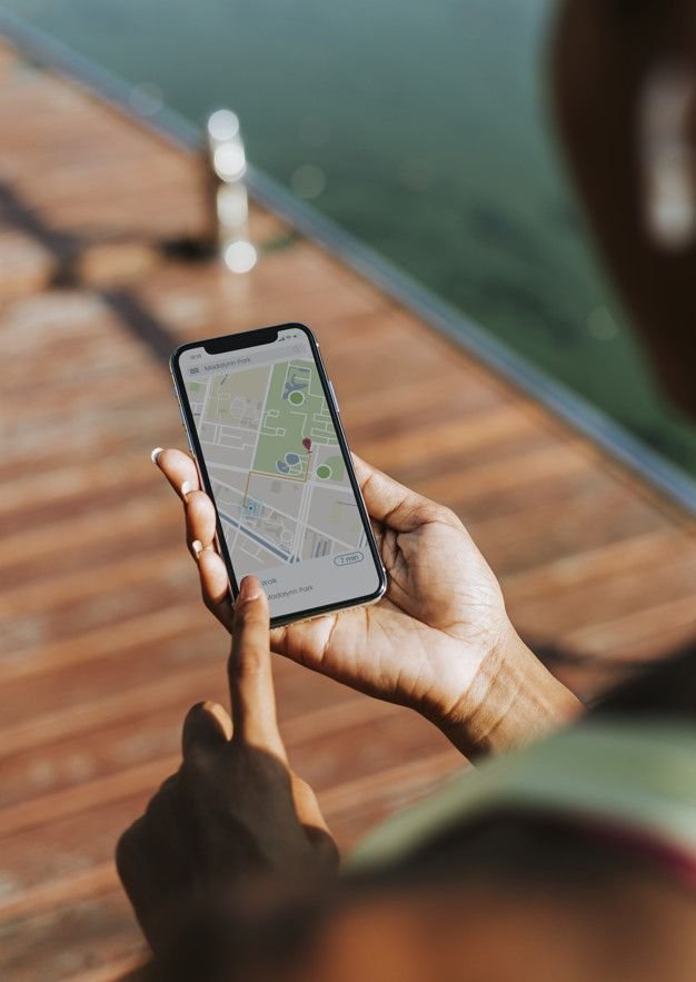 Persona gestionando redes sociales desde el móvil para un restaurante.