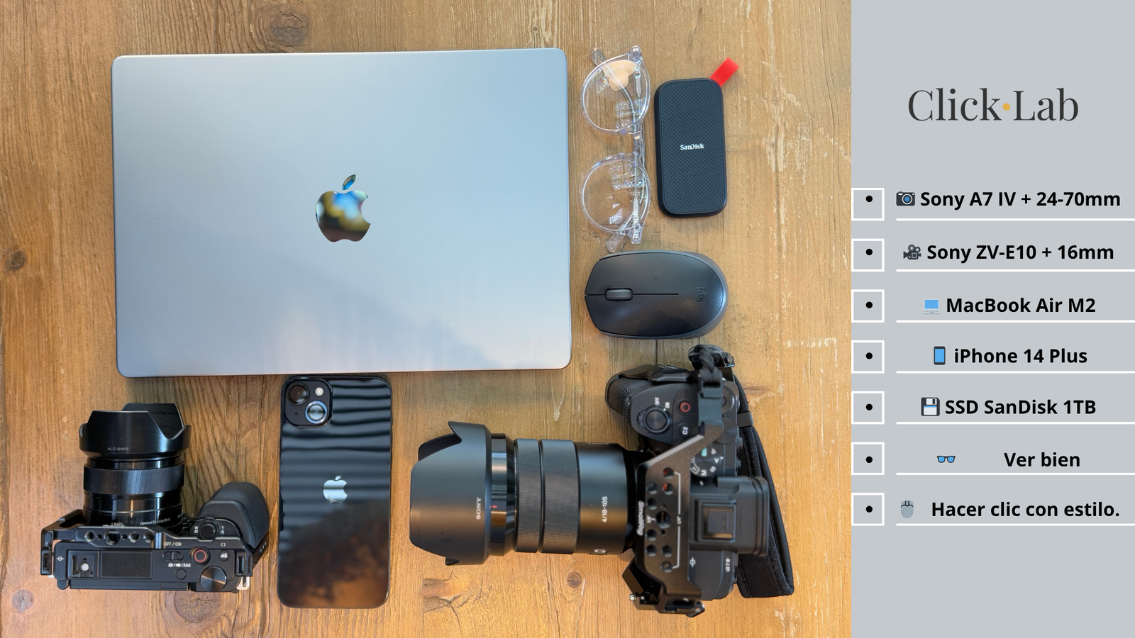 Equipo profesional de fotografía gastronómica de ClickLab: cámaras Sony, iPhone, MacBook y accesorios esenciales.