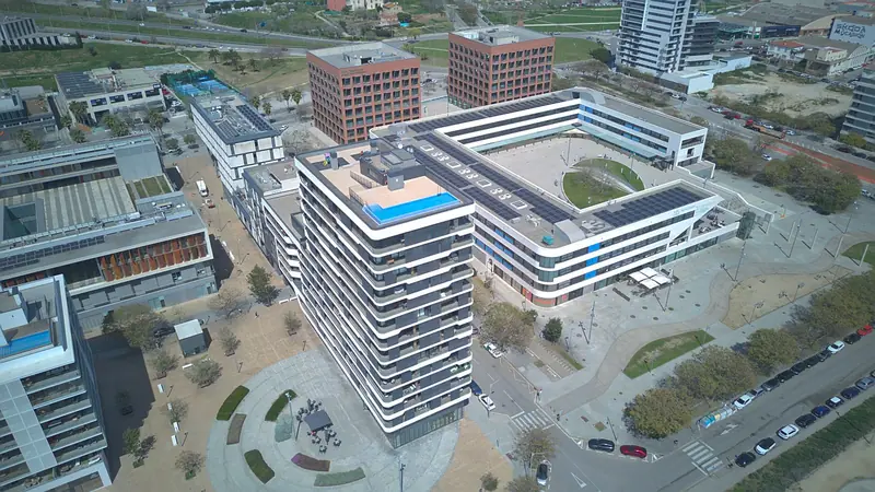 Vista aérea de un edificio residencial con piscina en la azotea