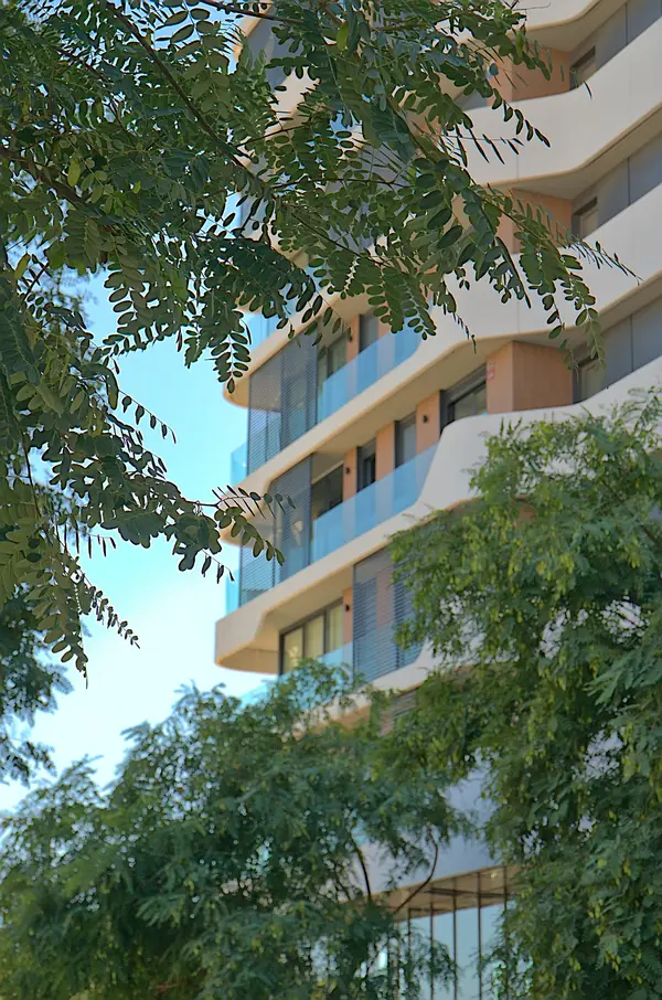 Edificio residencial moderno visto entre la vegetación