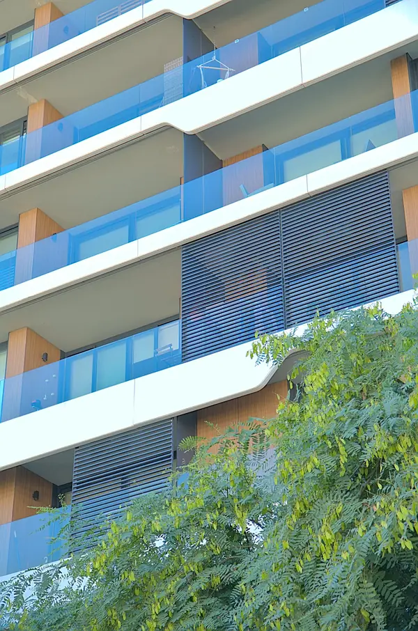 Detalle de fachada de un edificio residencial con terrazas acristaladas