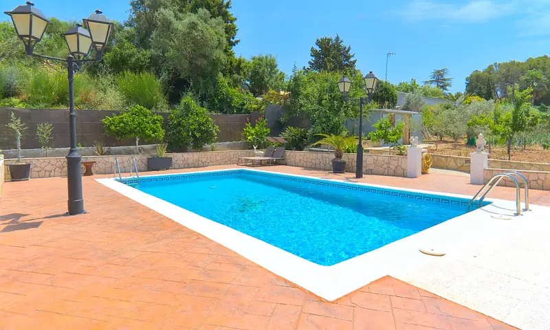 Piscina con terraza y jardín mediterráneo