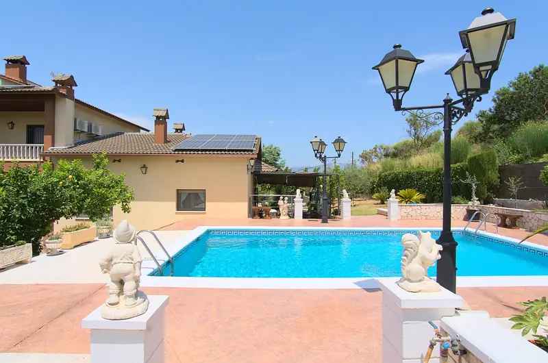 Piscina y zona exterior de una vivienda unifamiliar