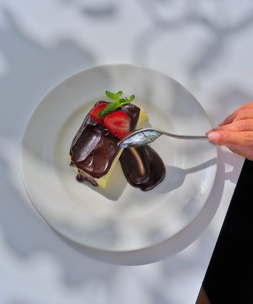 Fotografía profesional de postre de chocolate con fresas y menta fresca para restaurantes y hoteles en Barcelona.
